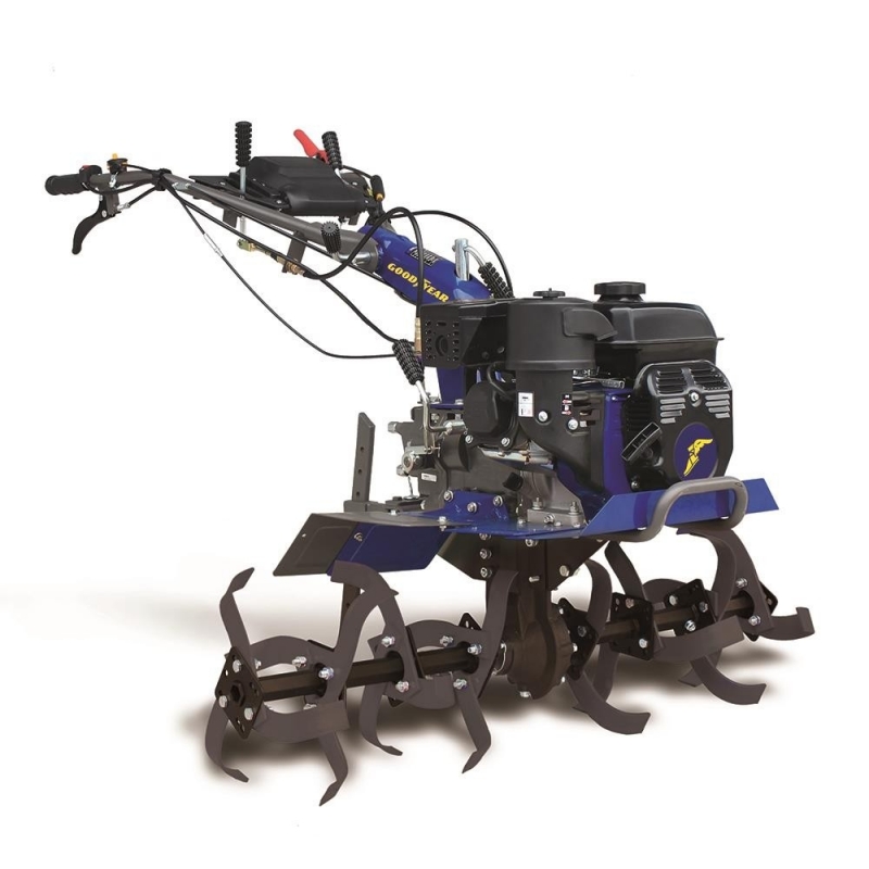 Motoculteur thermique essence GOODYEAR. Moteur OHV 4T 212 cm³ - 7 CV. Livré avec 4 jeux de fraises. 4 vitesses avant. 2 vitesses arrière. Démarrage manuel. Guidon ajustable. Capacité du réservoir de carburant : 4.3 L. Capacité du réservoir d'huile : 0.6 L. Largeur de travail : 600 - 800 - 1000 mm. Profondeur de travail max : 320 mm. Roues de transport incluses. Dimensions 160 x 100 x 105 cm. Poids 91 kg.